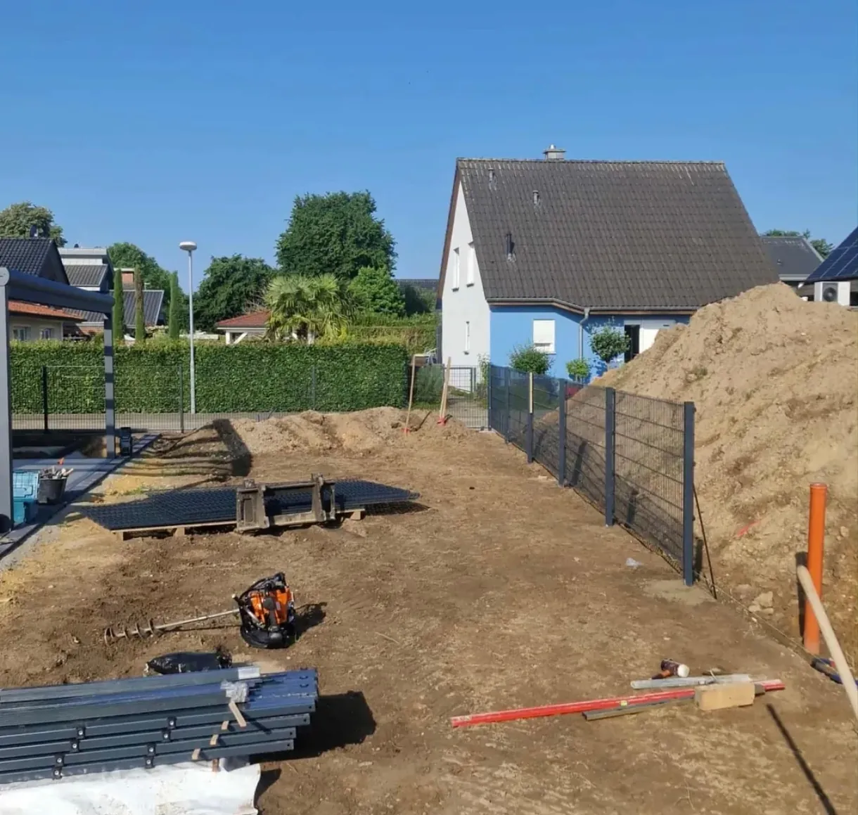 Vorbereitende Erdarbeiten auf einem Grundstück