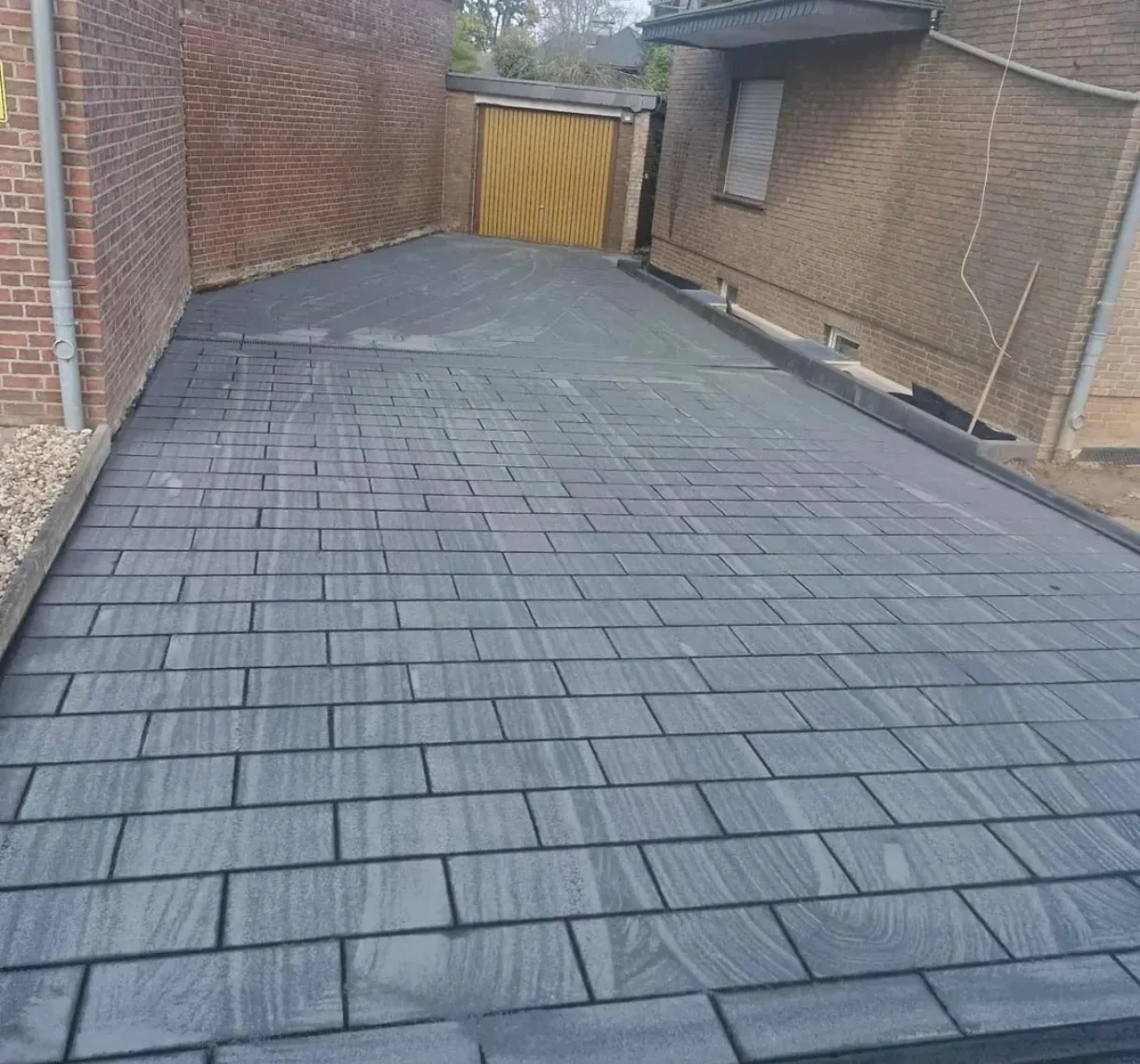 Fertig gepflasterte Einfahrt